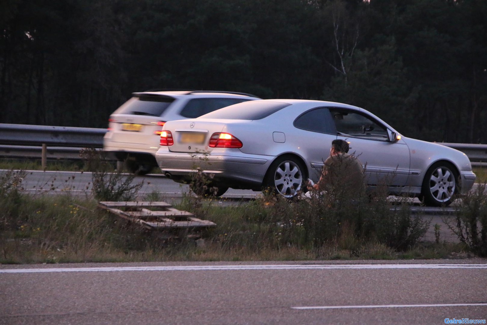 Auto’s botsen met pallets op snelweg A50 Arnhem