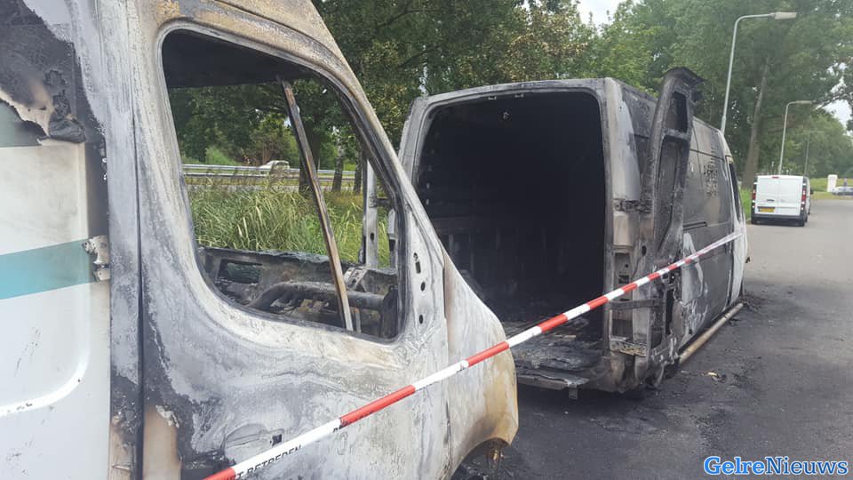 Bedrijfsbus in brand gestoken: “Er zaten waardevolle spullen in van overleden vader”