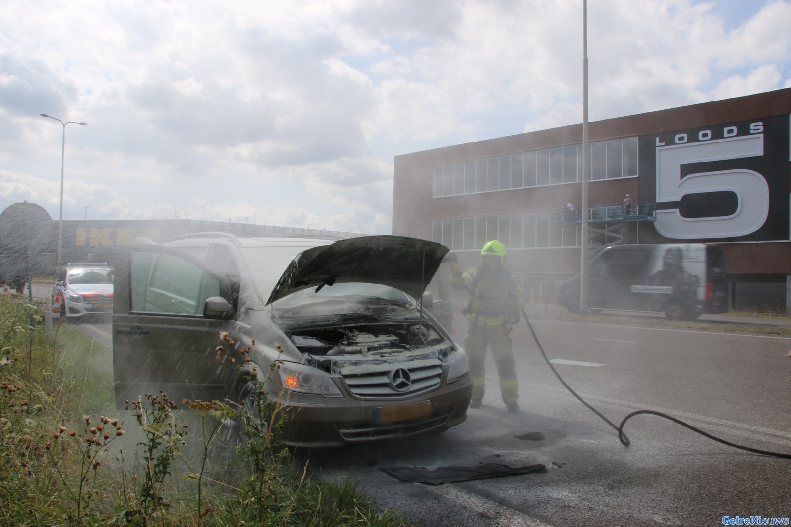 Vrachtwagenchauffeurs blussen brand in bestelwagen op afrit A12