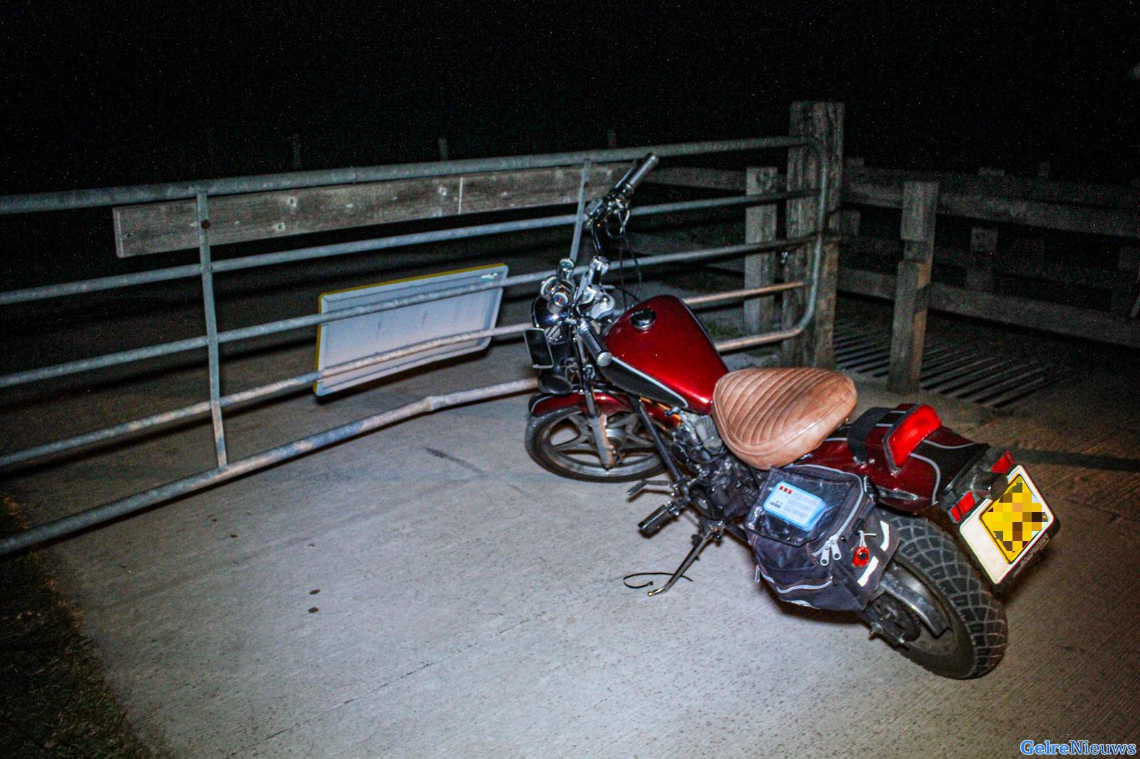 Bestuurder gewond na botsing met hekwerk bij Doesburg