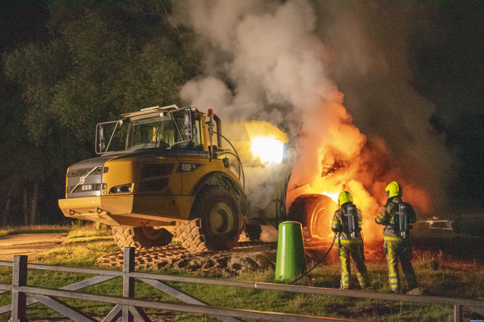 Dumpertruck van 23 ton in brand gestoken bij Wylerbergmeer