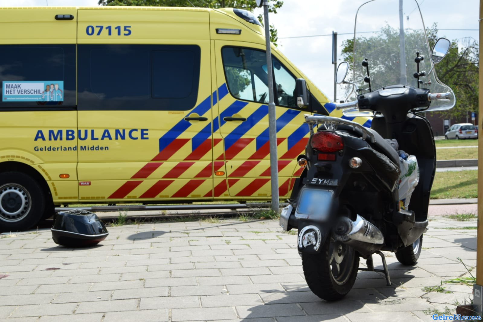 Scooterrijder over de kop bij aanrijding in Arnhem