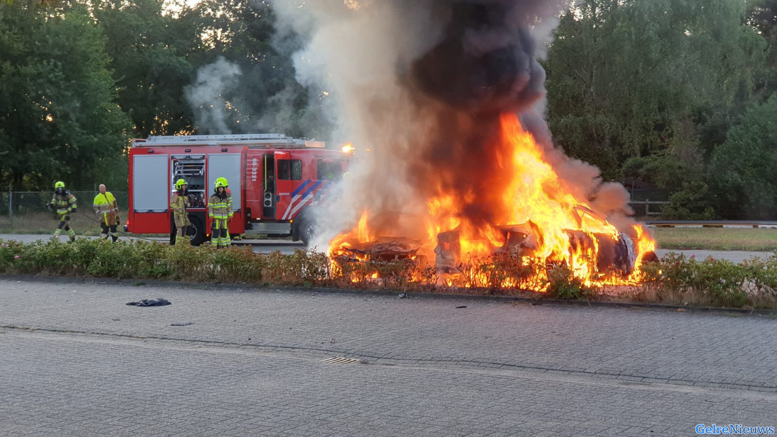 Twee auto’s verwoest door autobrand op parkeerplaats