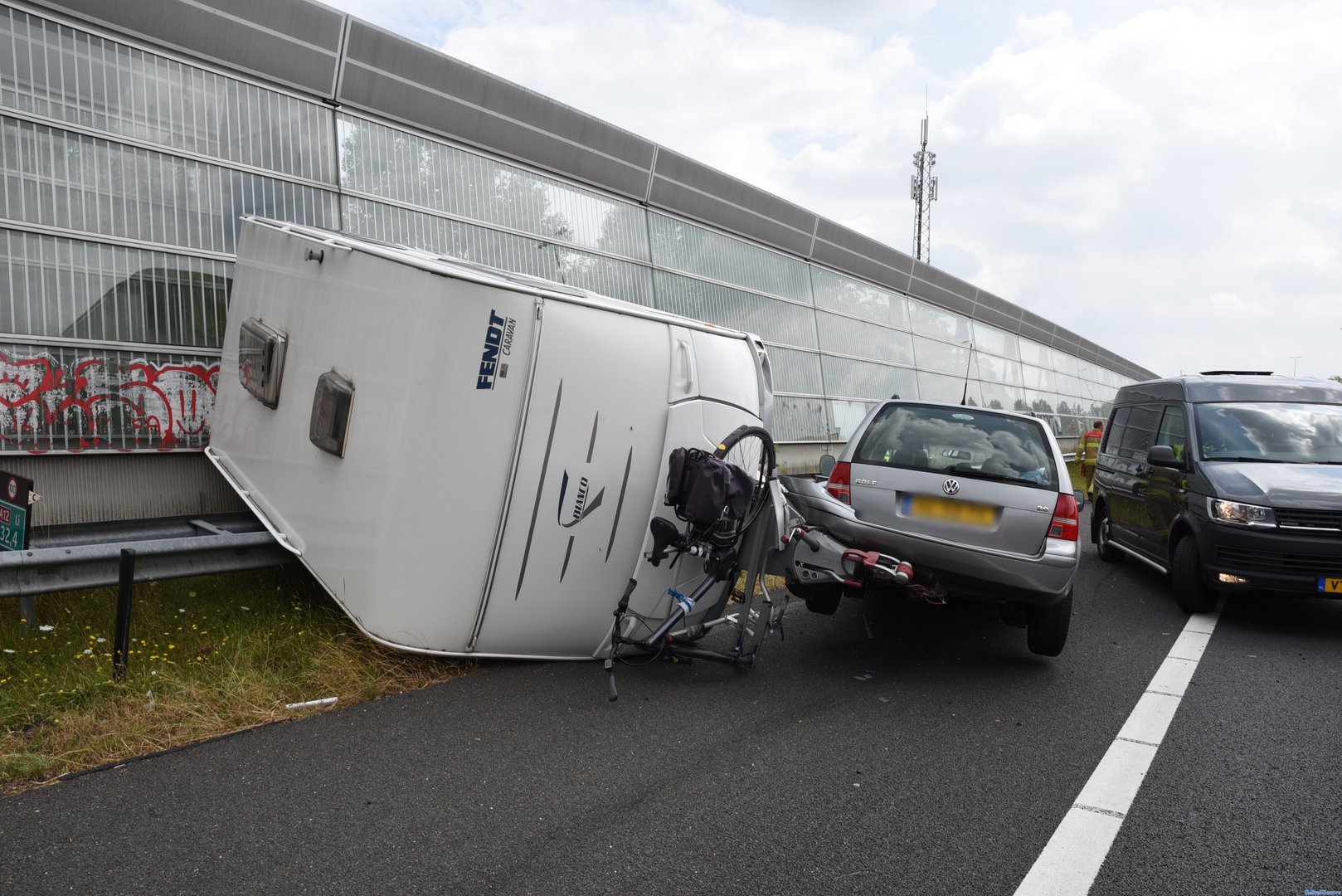 Auto met caravan schaart op A12 bij Arnhem
