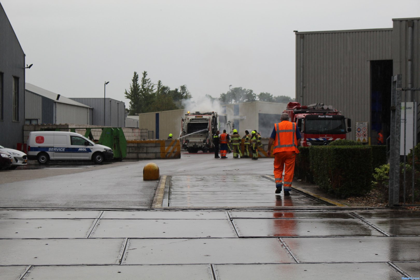 Afval van vuilniswagen in brand op bedrijventerrein in Weurt