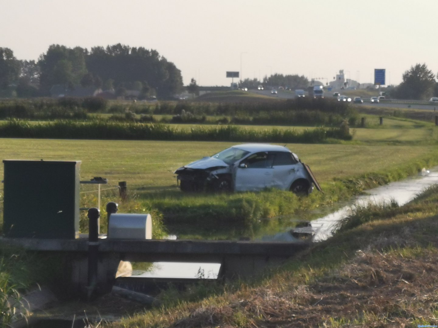 Auto gelanceerd over sloot bij ongeval A15