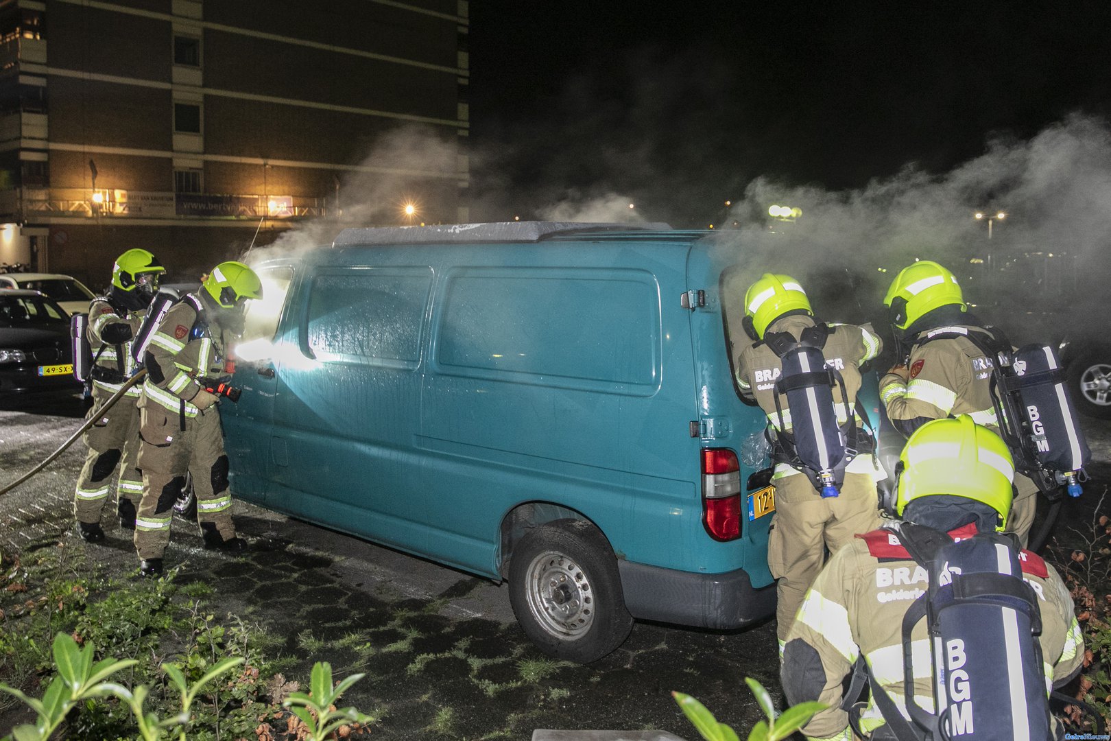 Bestelbus vliegt in brand in Velp