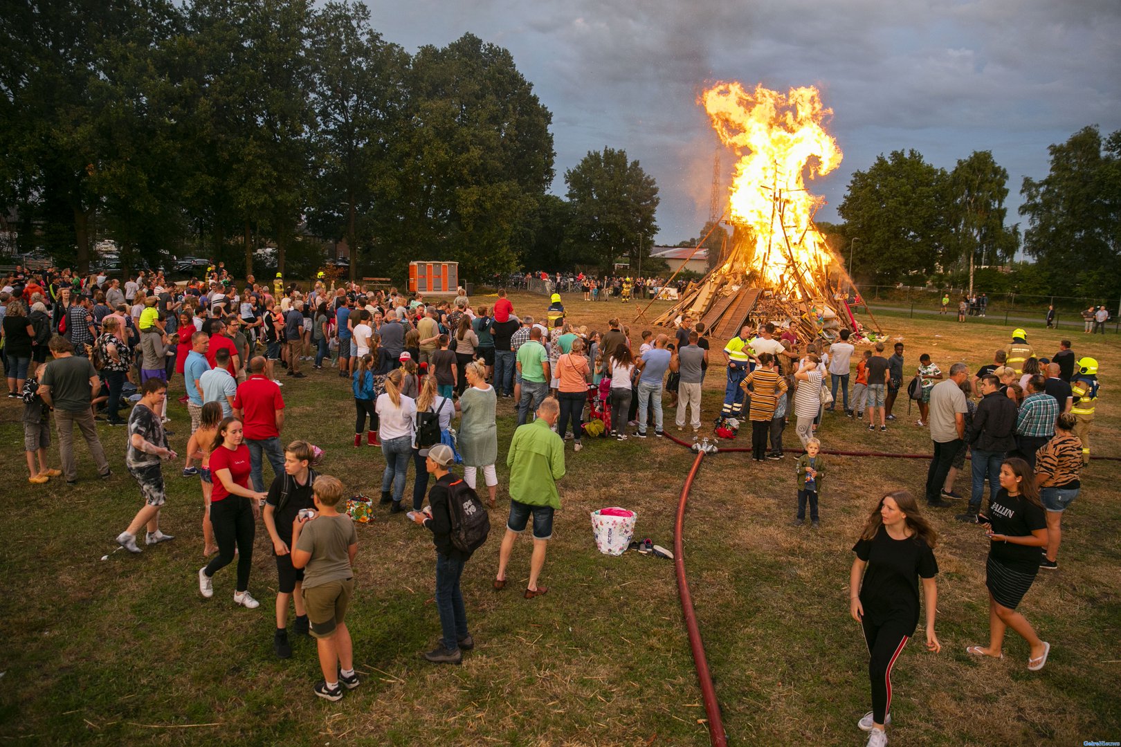 Rhevak weer traditioneel afgesloten met groot vuur