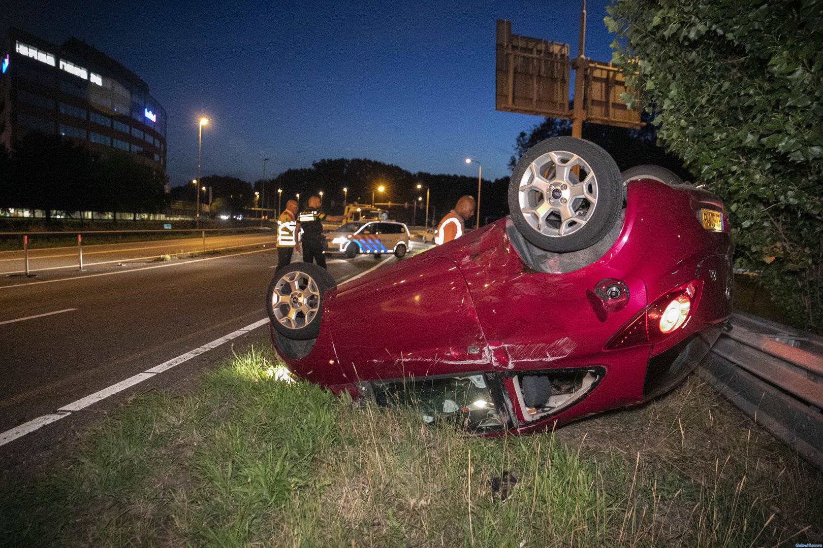 Auto over de kop bij ongeval knooppunt Velperbroek