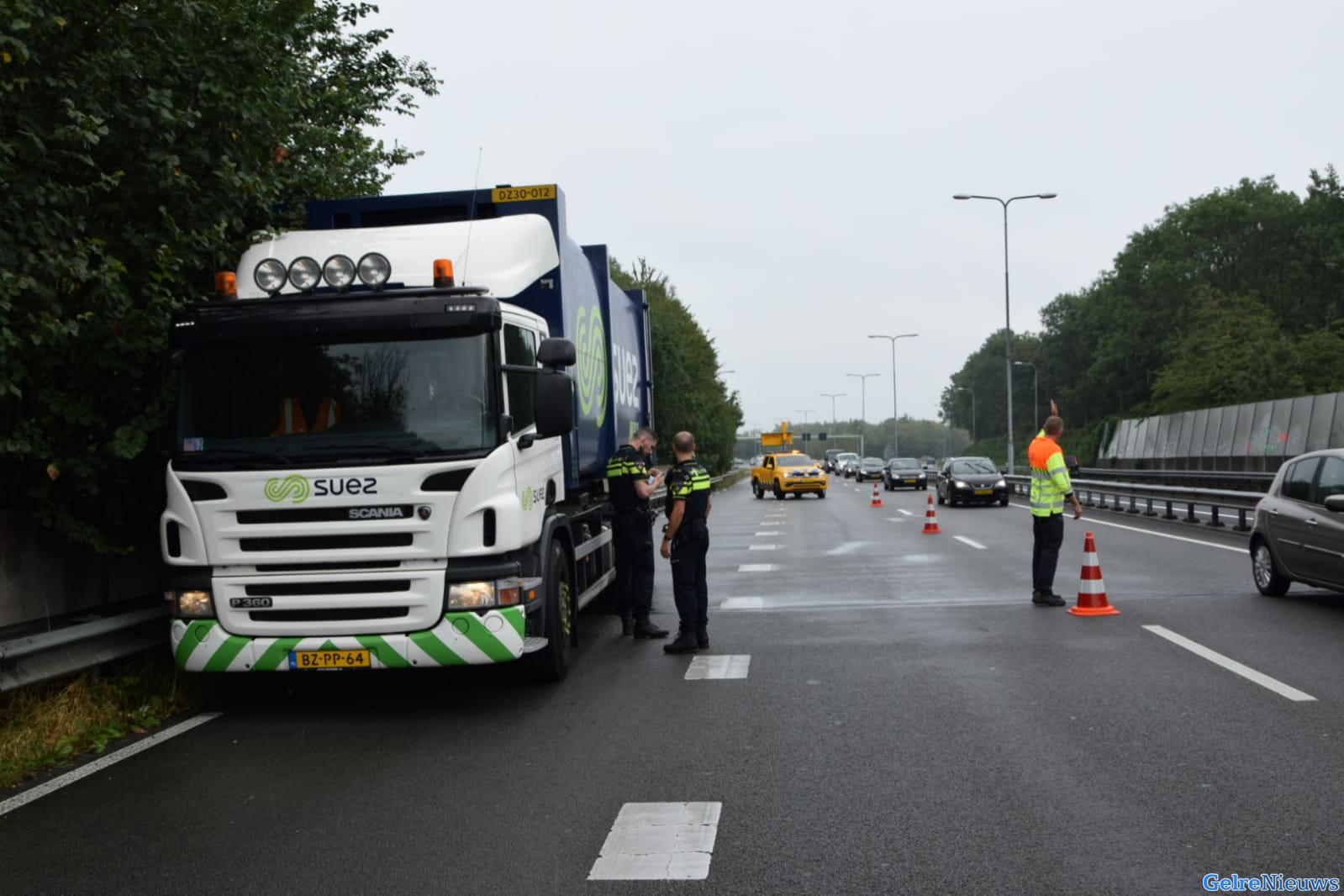 Vrachtwagenchauffeur onwel en schampt vangrail Pleijroute