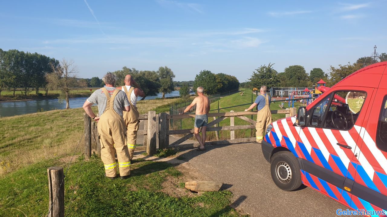 Kanovaarder steekt snelweg over