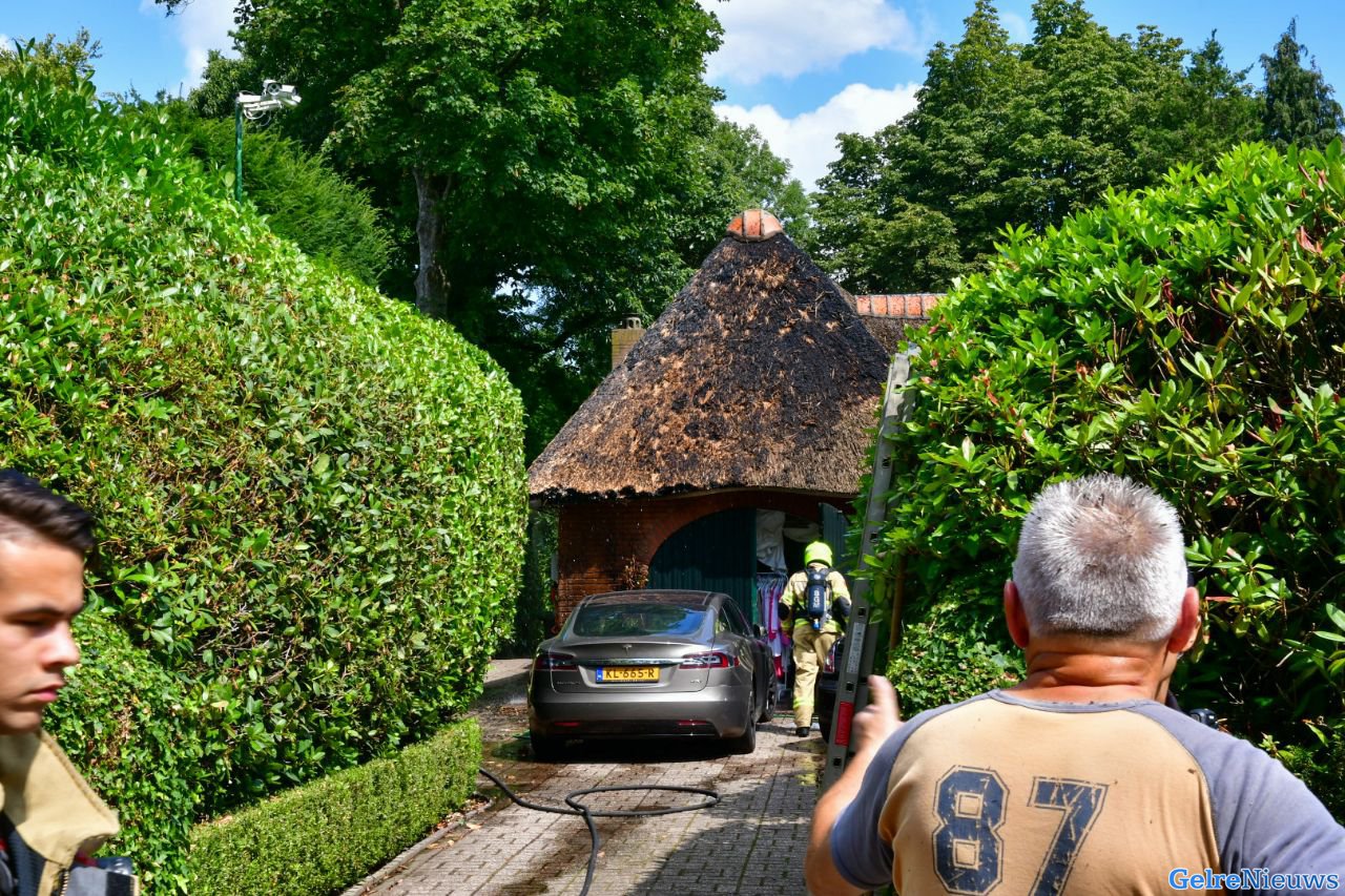 Rietgedekt pand vliegt in brand door tuinwerkzaamheden