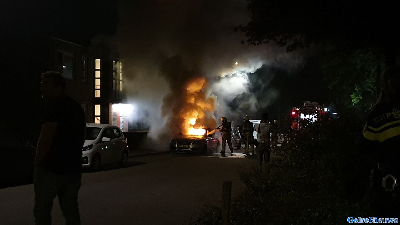 Auto verwoest door brand in Malden