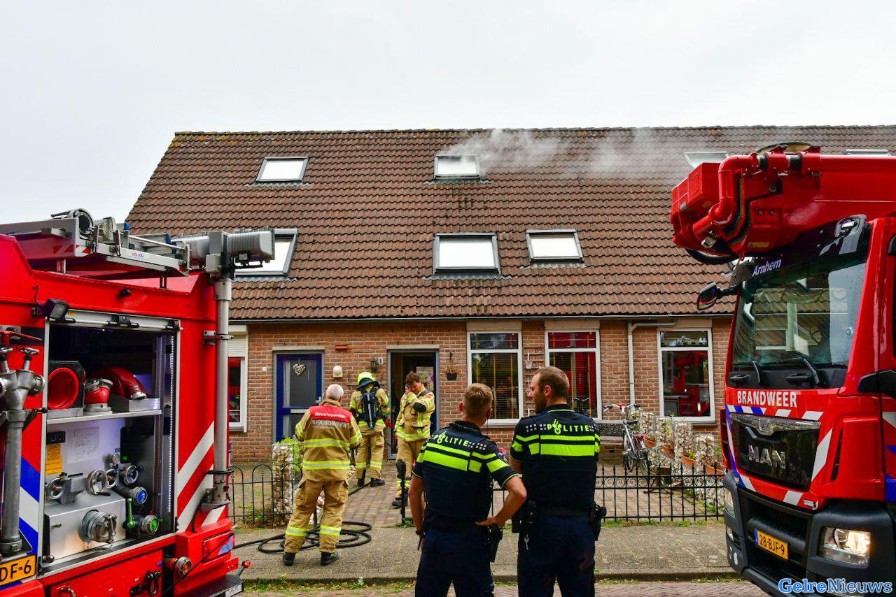 Rook uit zolderraam bij brand in wasmachine in Westervoort