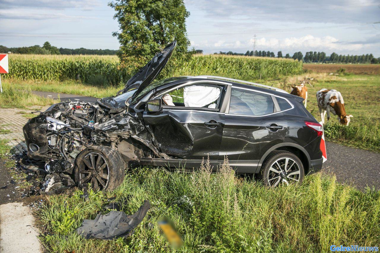 Twee gewonden bij frontale aanrijding in Hummelo: weg dicht
