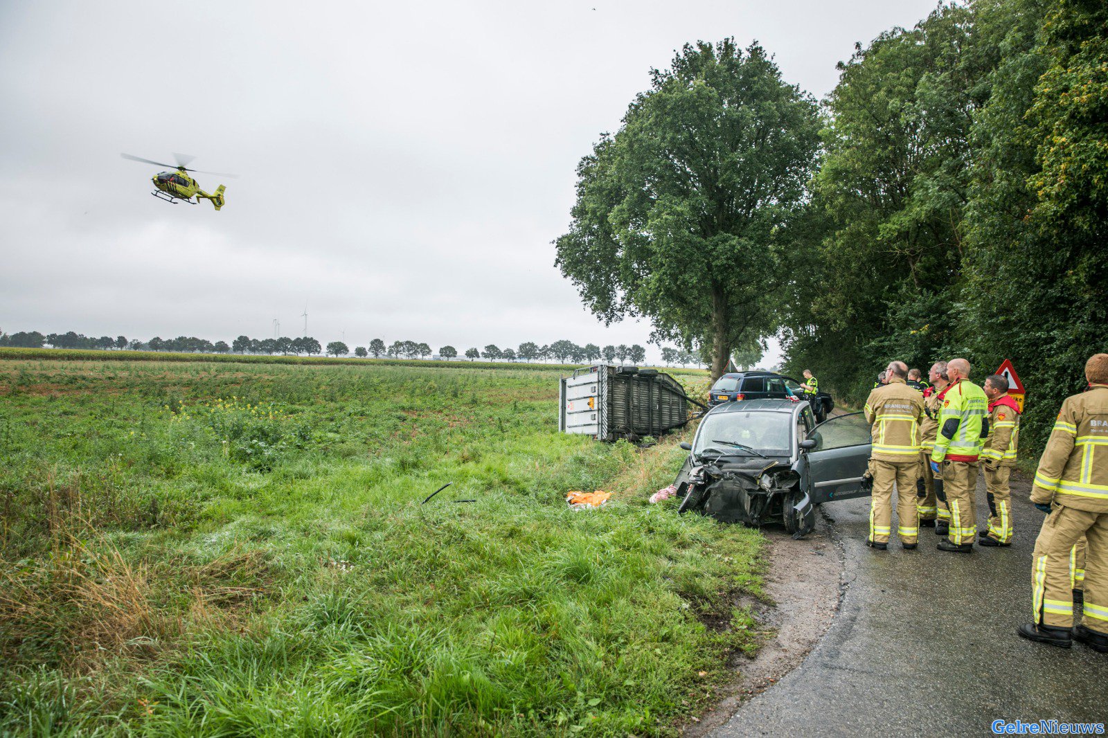 Twee zwaargewonden na aanrijding met veekar