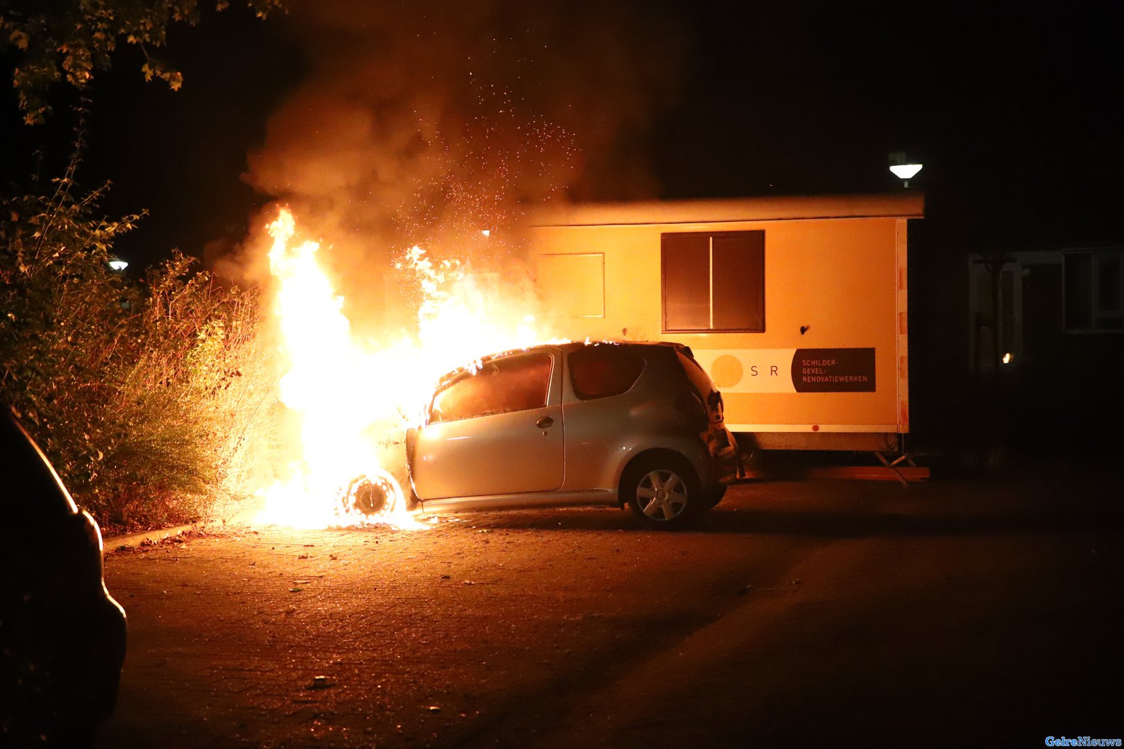 Auto in lichterlaaie in Tiel: naastgelegen toilet gesmolten