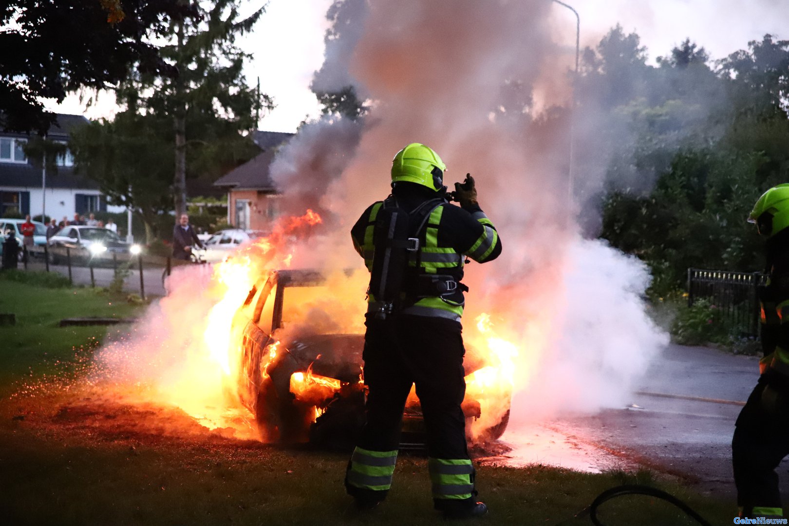 Audi brandt volledig uit: rookwolken van ver te zien
