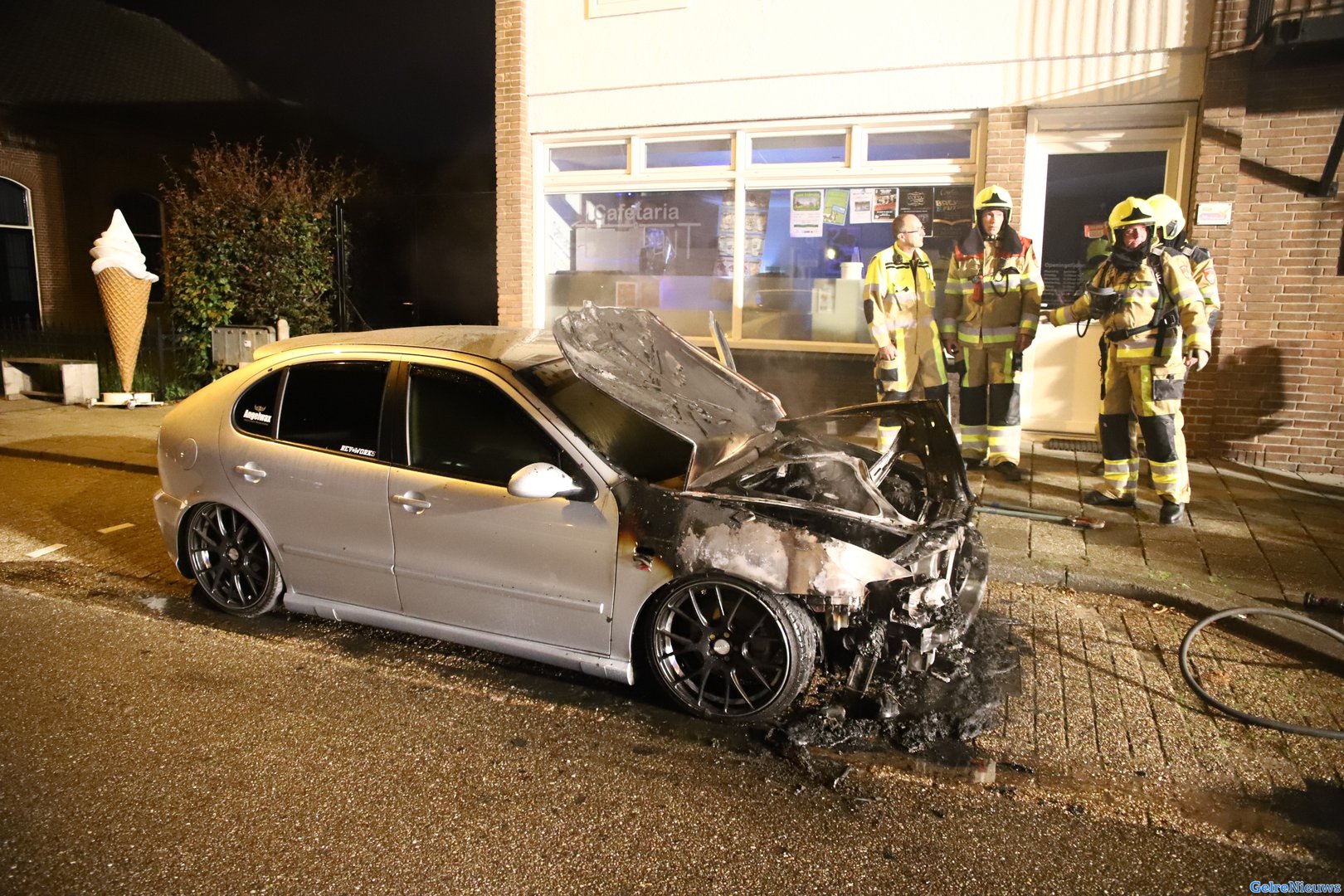 Auto in brand gestoken aan de Dorpsstraat in Wamel