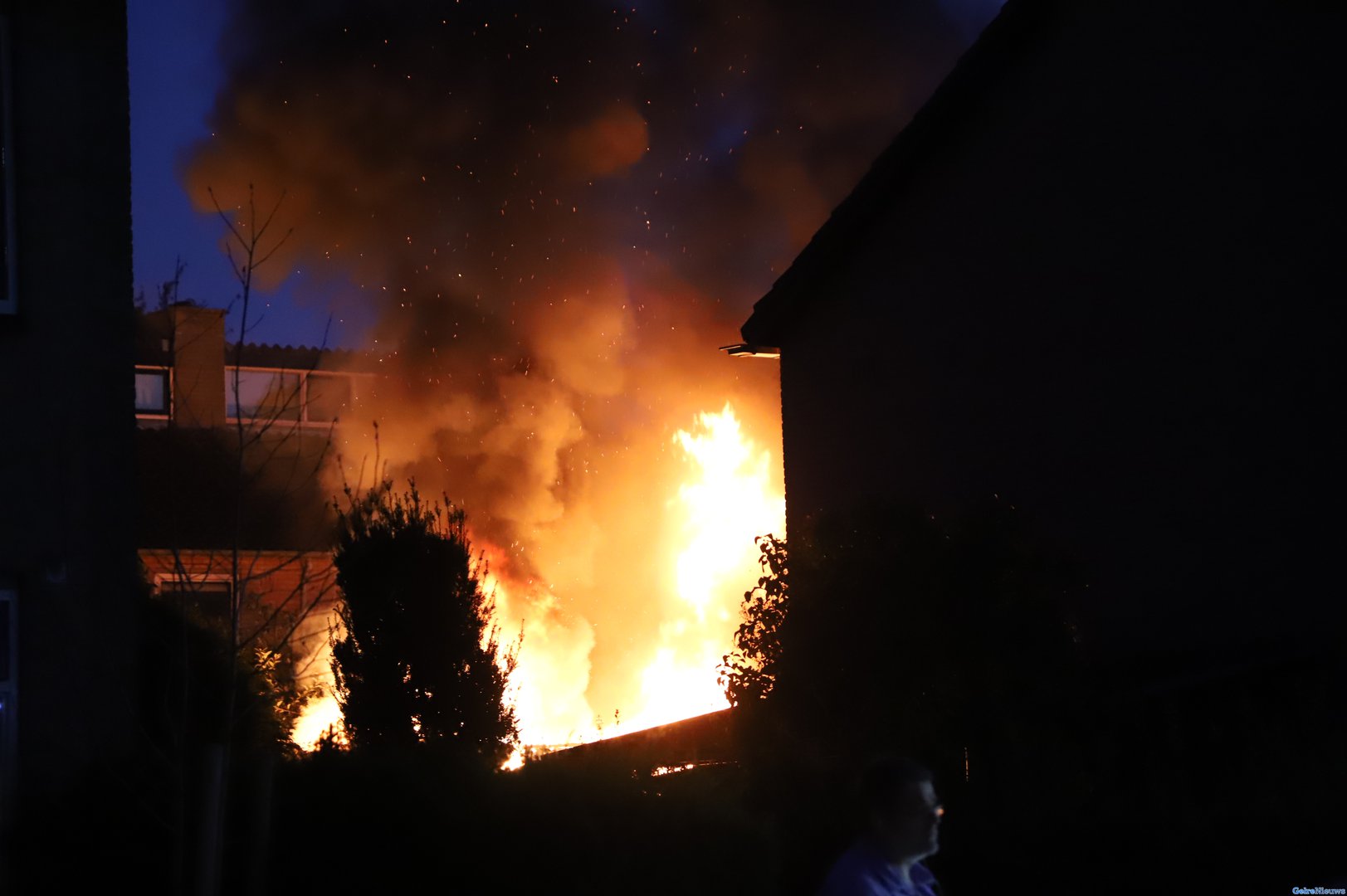 Flinke brand achter woning in Tiel