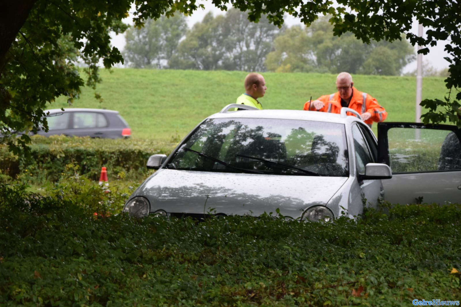 Auto glijdt van de weg en belandt in de bosjes