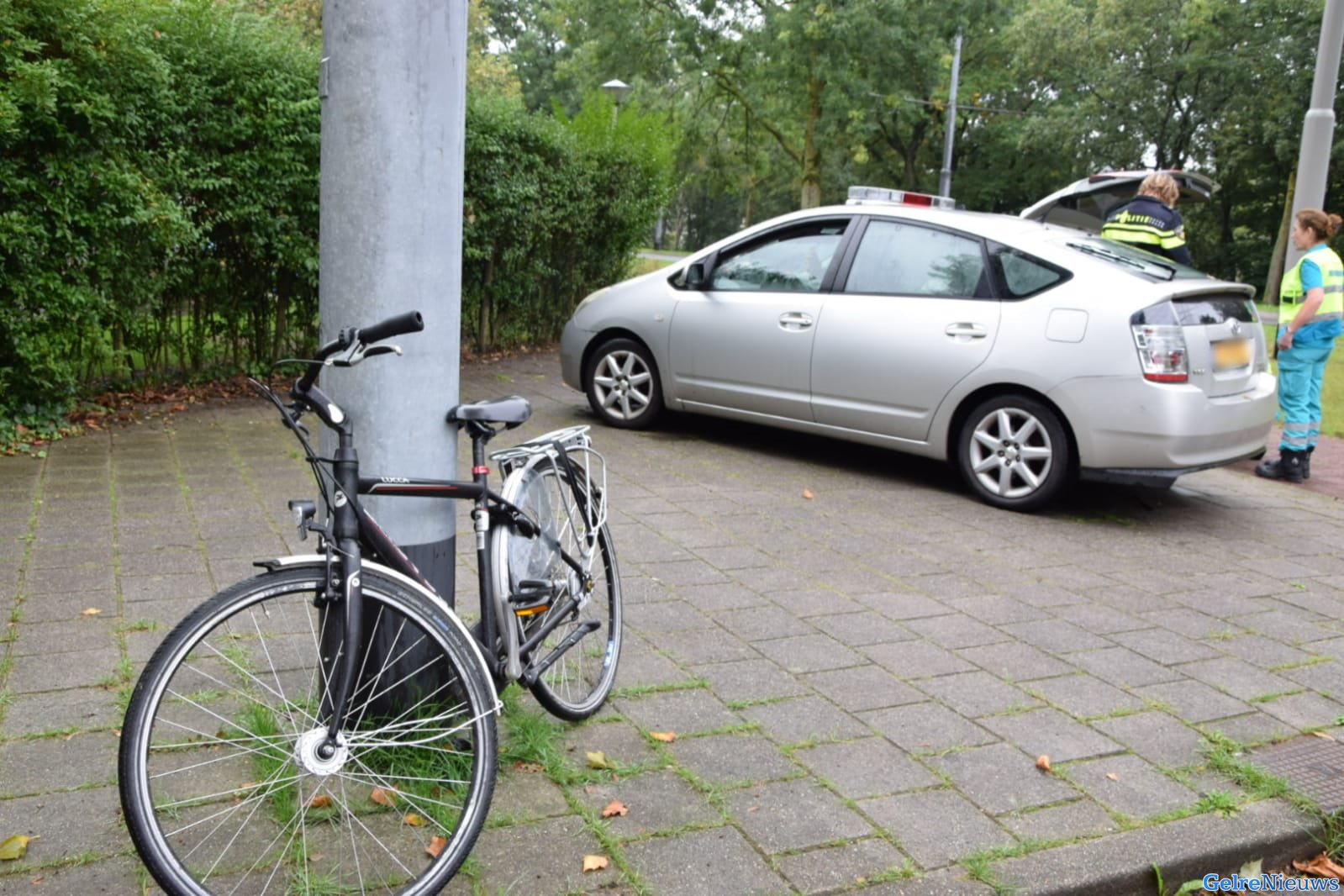 Fietser rijdt aan verkeerde kant van de weg en wordt aangereden