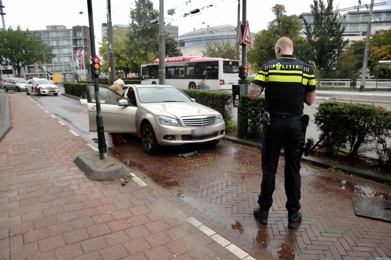 Weer aanrijding beweegbare paal binnenstad: drie lichtgewonden