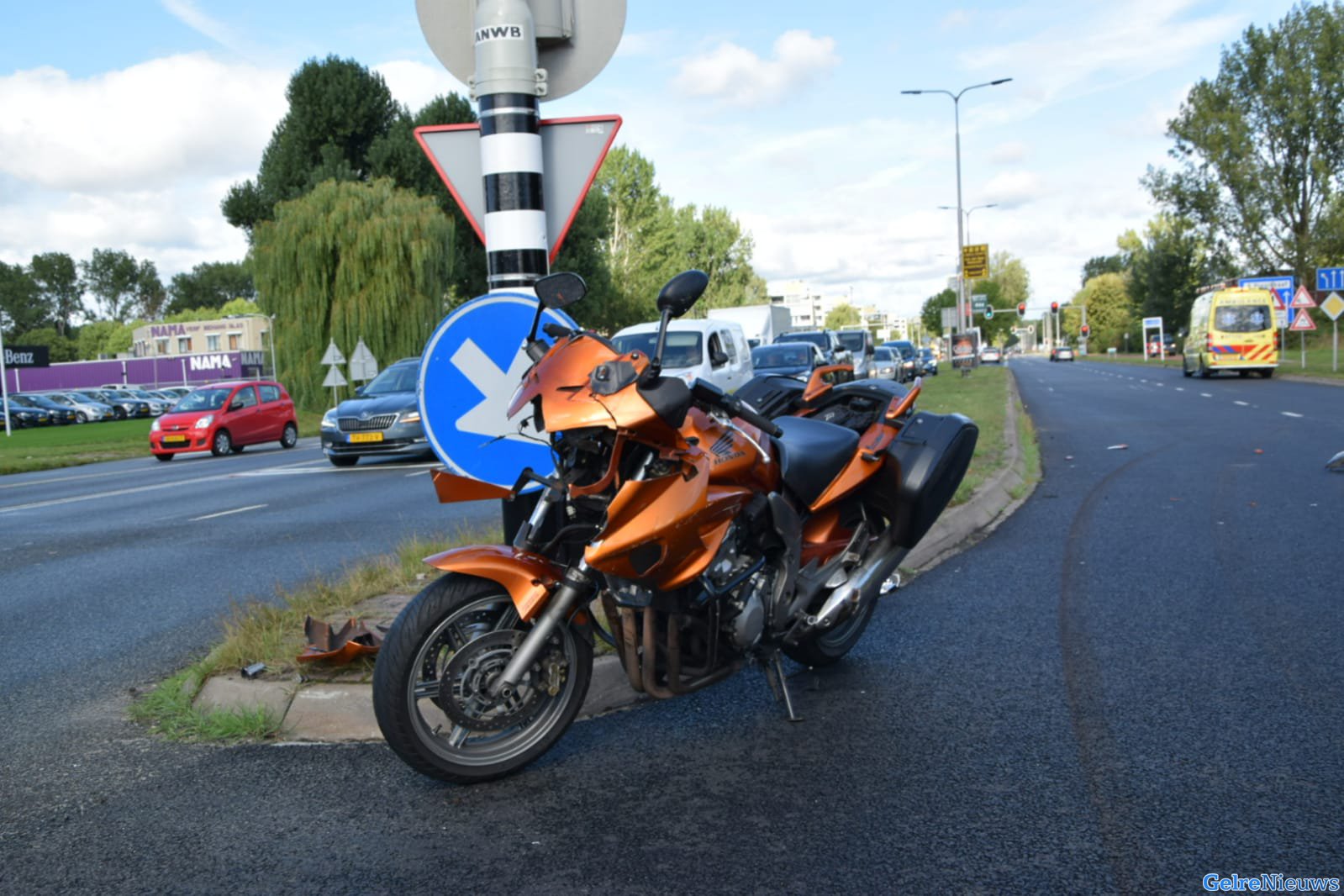Motor en busje beschadigd bij verkeersongeval in Arnhem