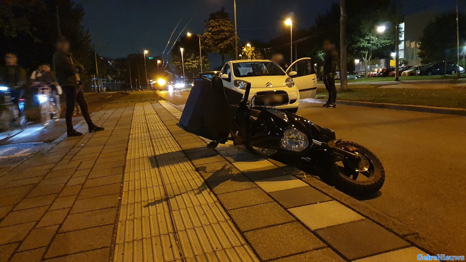 Scooterrijder van achteren aangereden na kop-staartbotsing met twee auto’s