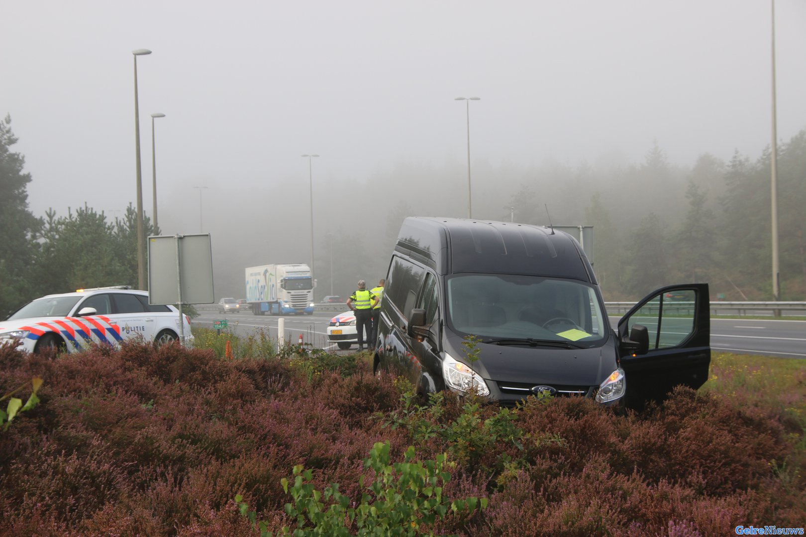 Bestelbus belandt in heideveld naast snelweg A50