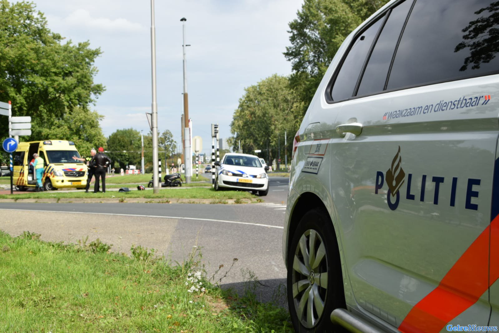 Lesauto botst met scooter in Arnhem-Zuid