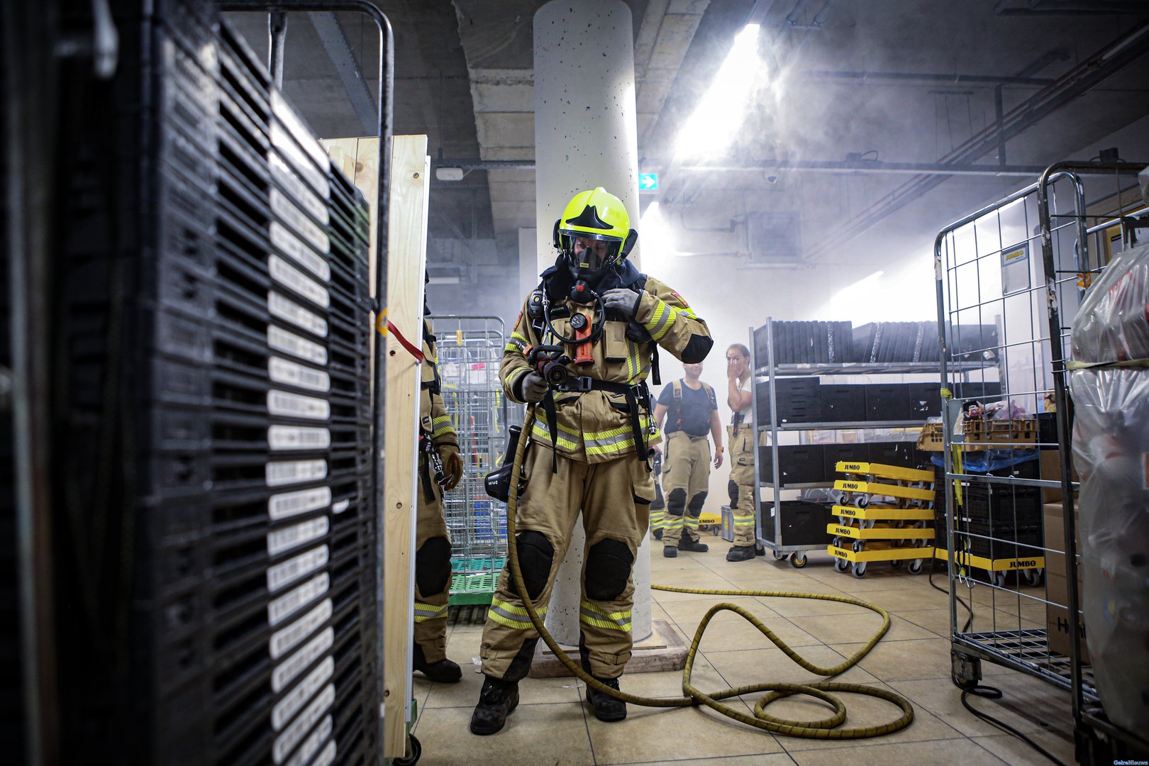 Brandweer oefent bij Jumbo supermarkt in Dieren