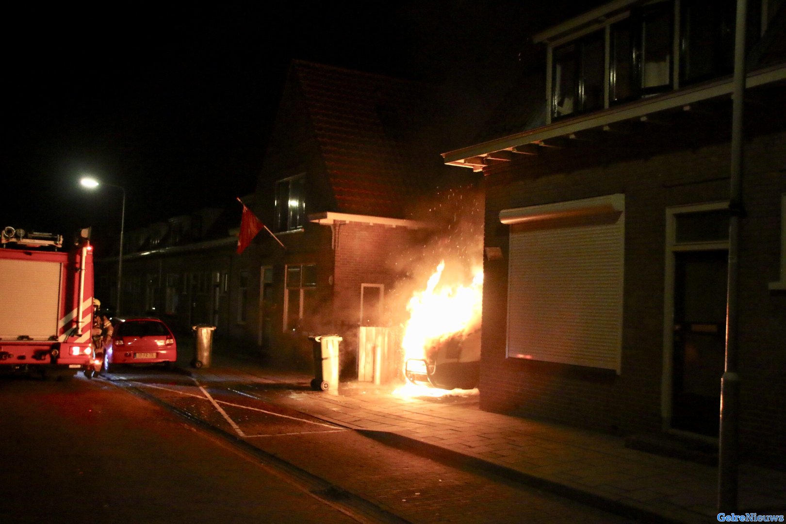 VIDEO: Bestelbus van Oud IJzer Koning brandt af