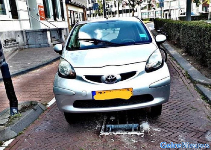 Auto zwaar beschadigd na botsing op beweegbare paal in Arnhem