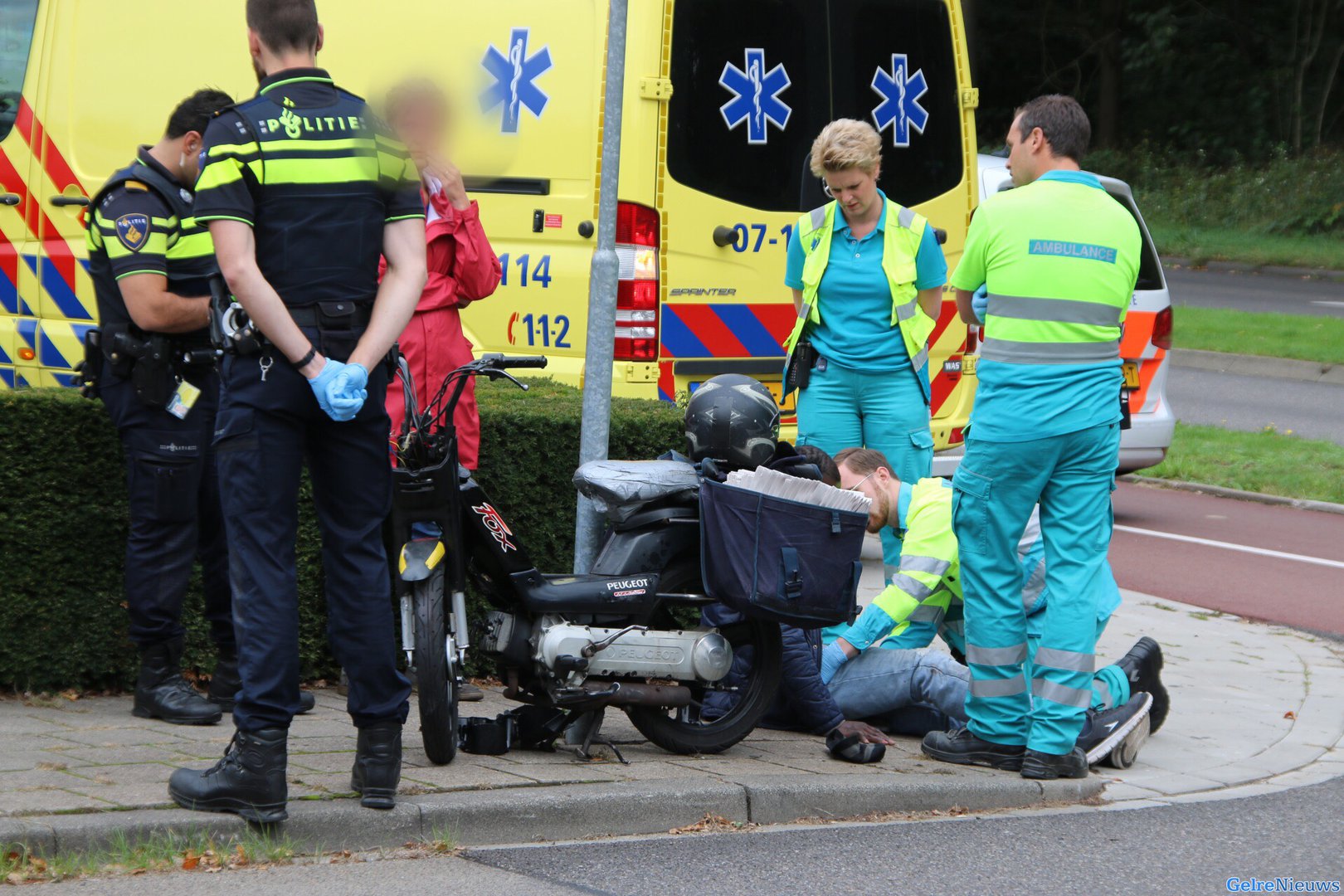 Krantenbezorger aangereden door auto in Arnhem