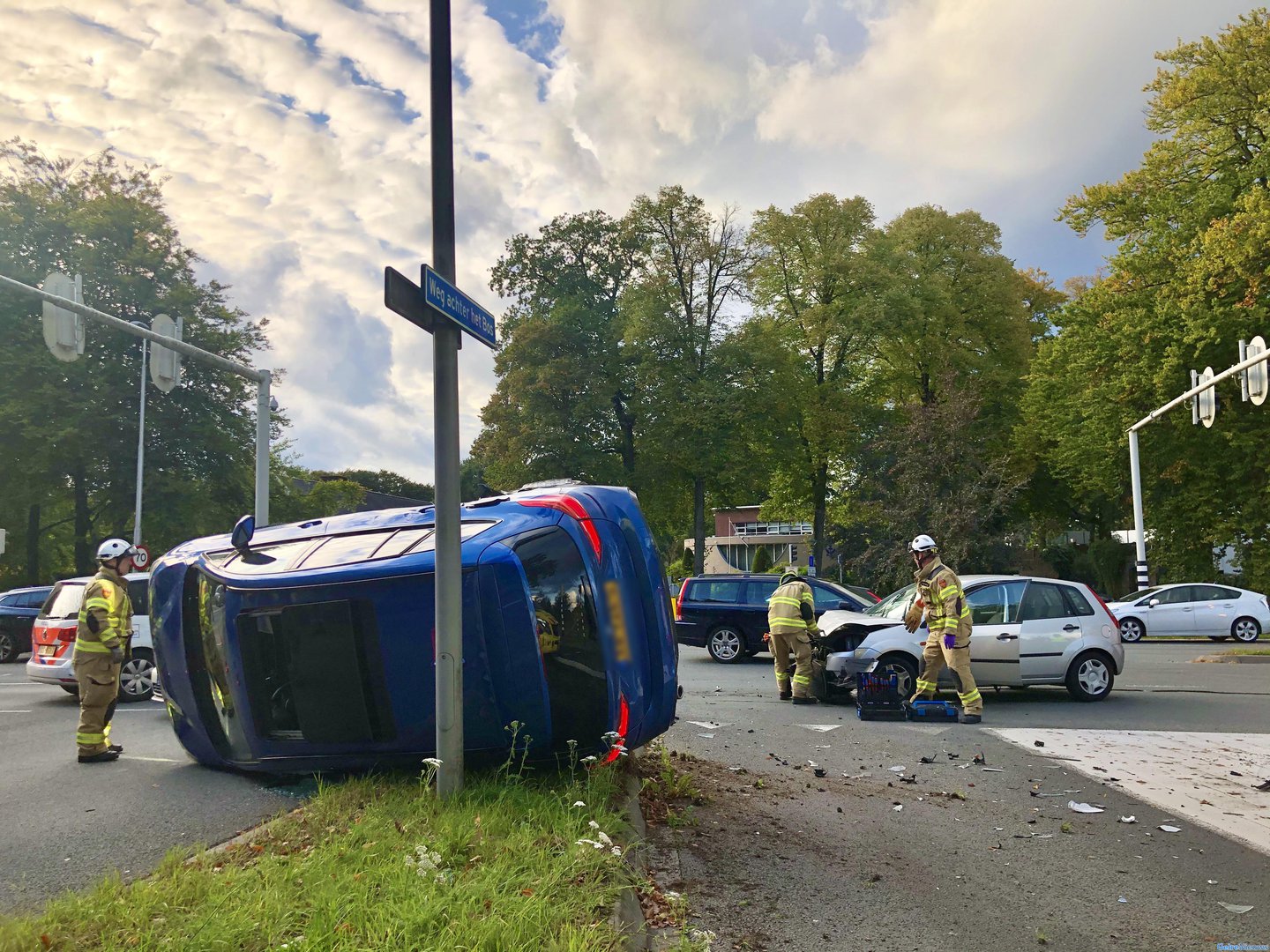 Auto op zijn kant bij aanrijding in Arnhem