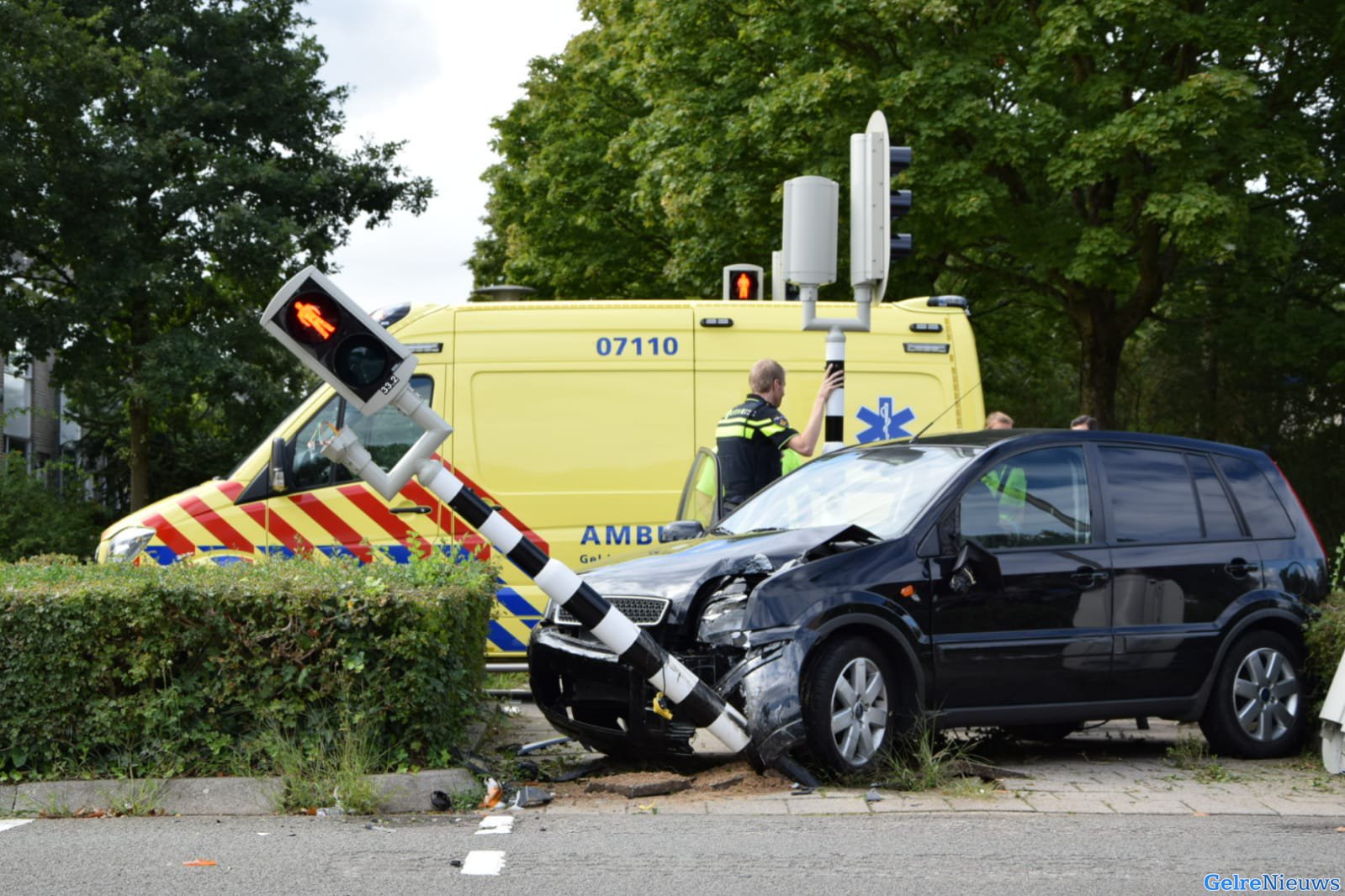 Automobilist botst tegen lantaarnpaal en ramt verkeerslicht in Arnhem