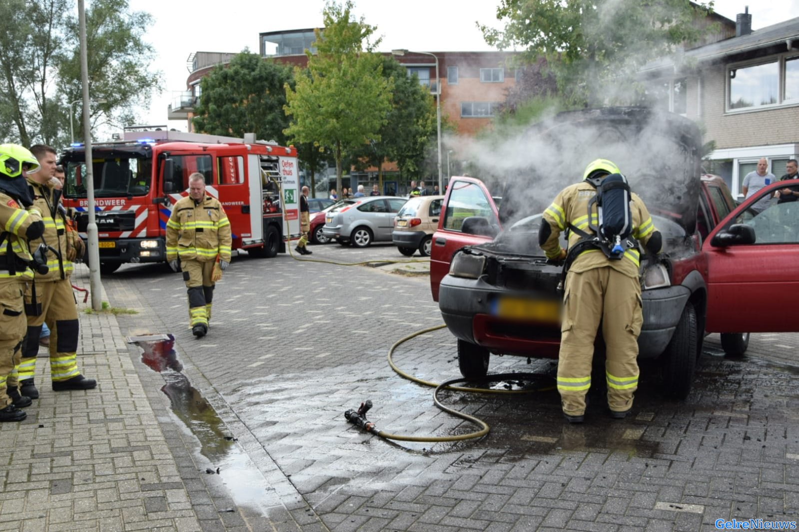 Kinderen in auto slaan alarm en zijn op tijd uit brandende wagen