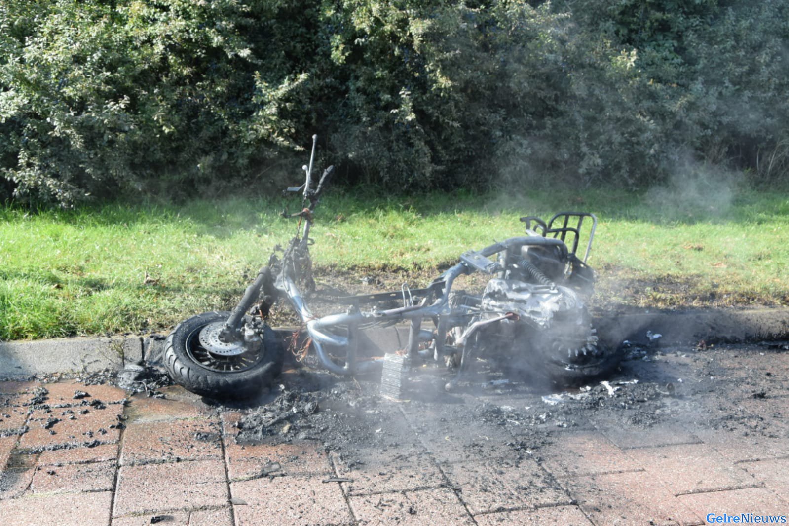 Scooter uitgebrand tegenover GelreDome in Arnhem