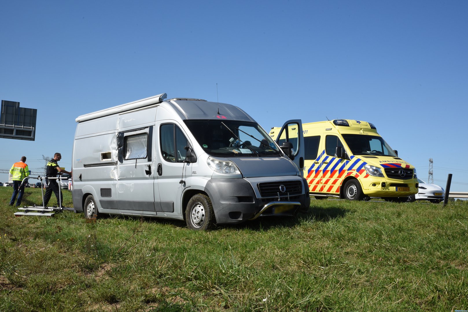 Camper raakt van de weg en belandt naast A12 bij Zevenaar