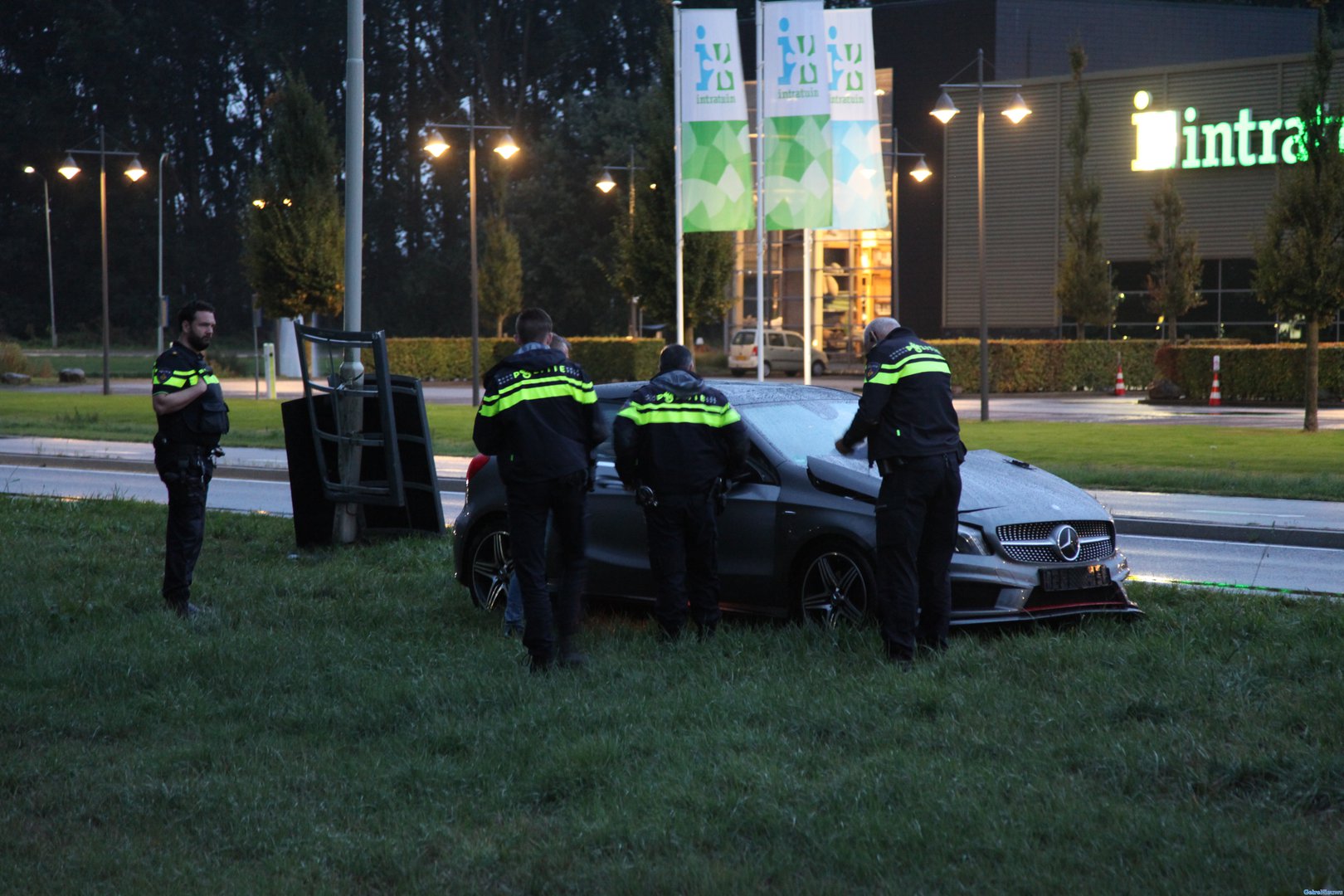 Auto ramt verkeersbord, boom en paal: bestuurder aangehouden