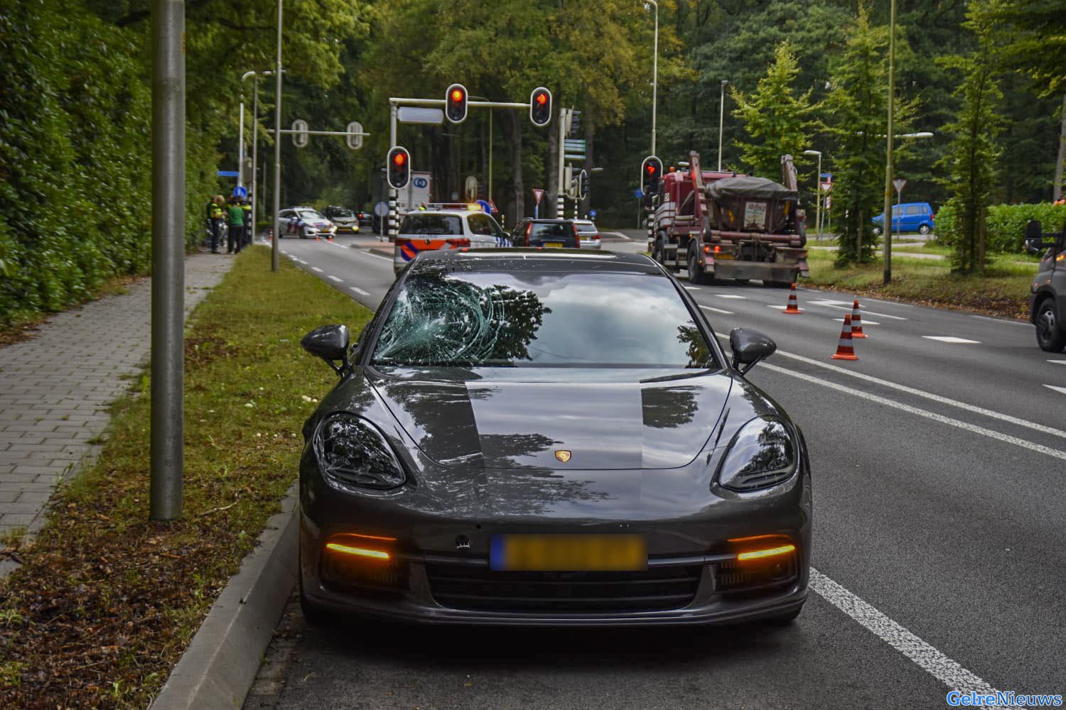 Fietser zwaargewond door botsing met auto