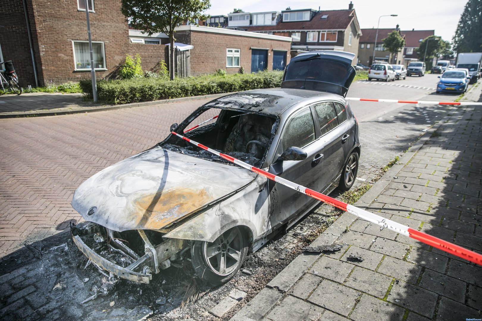 Auto door brand verwoest in Arnhem