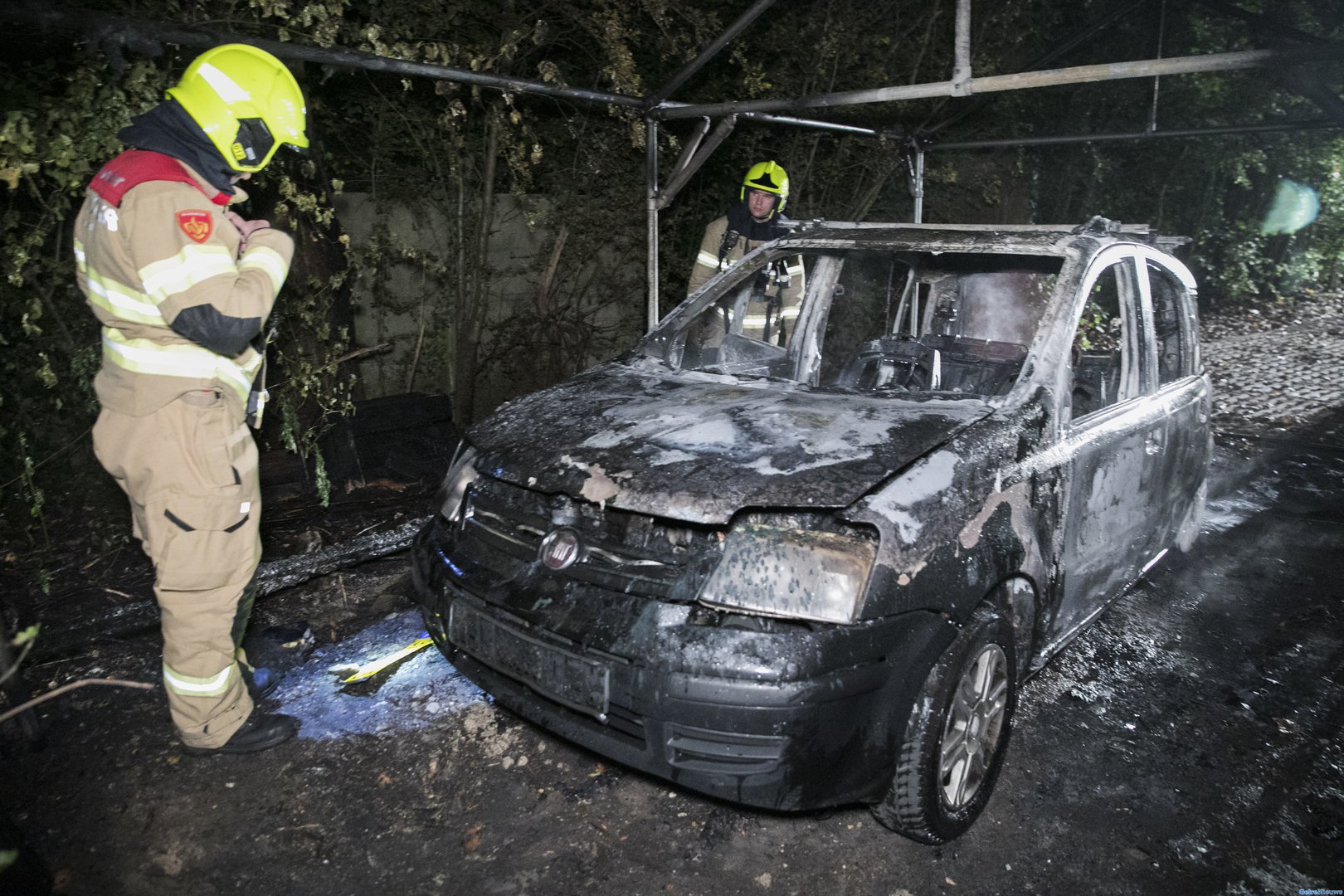 Auto verloren na felle brand in Arnhem