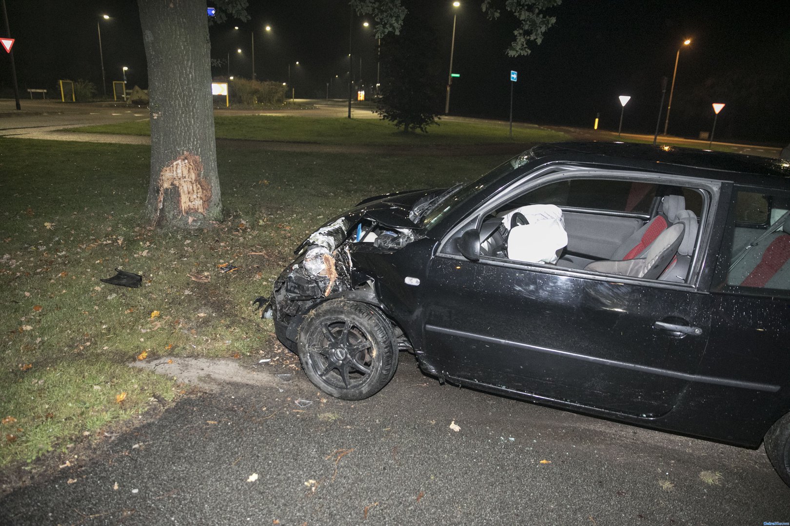 Automobilist botst tegen boom bij rotonde in Rheden