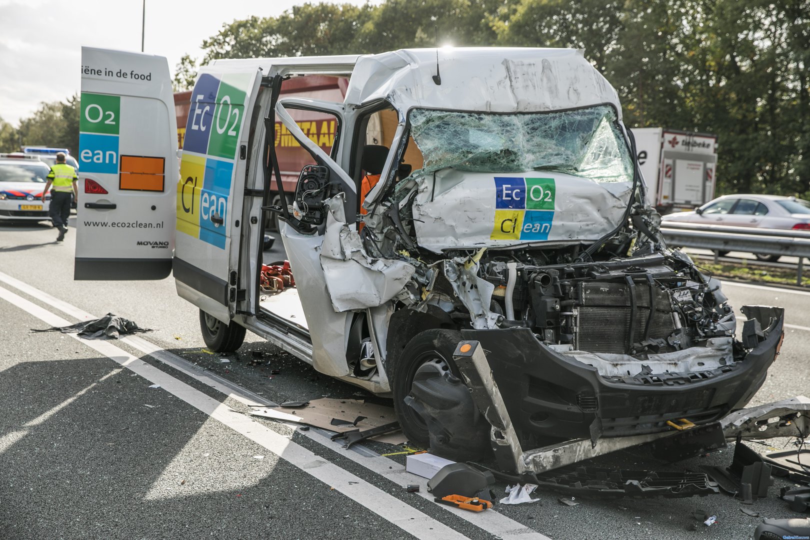 Bestuurder bestelbus in kritieke toestand na ongeval A50