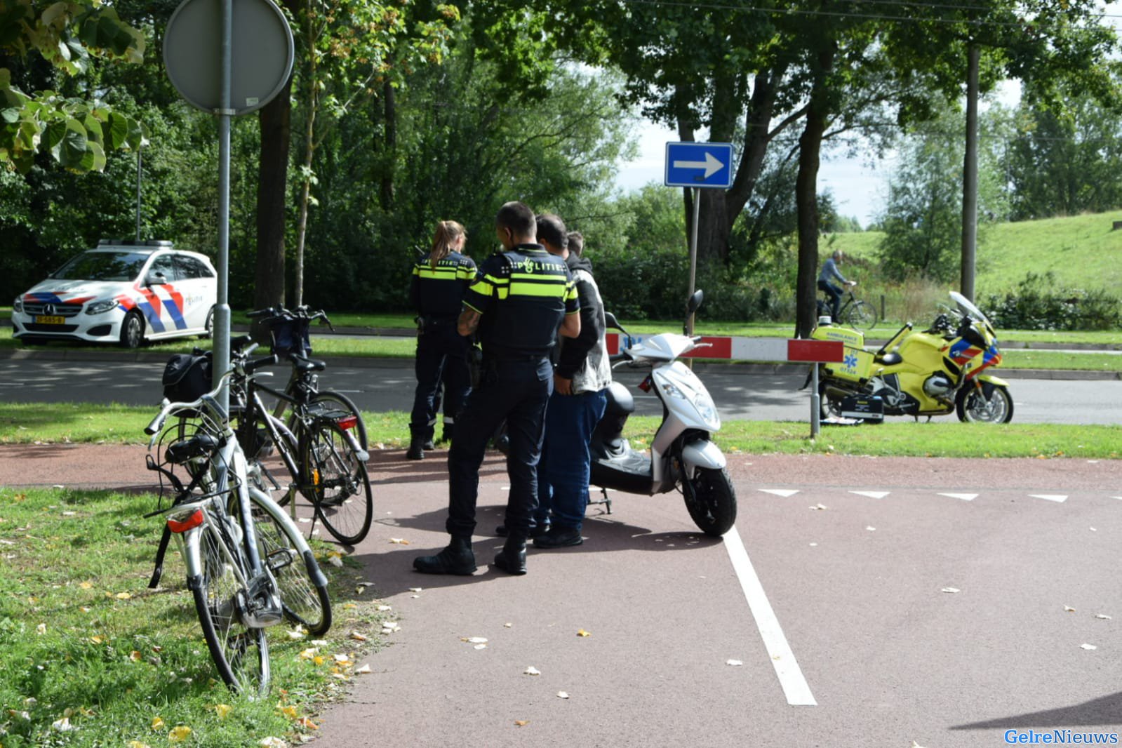 Fietsster valt na inhaalactie scooterrijder in Arnhem