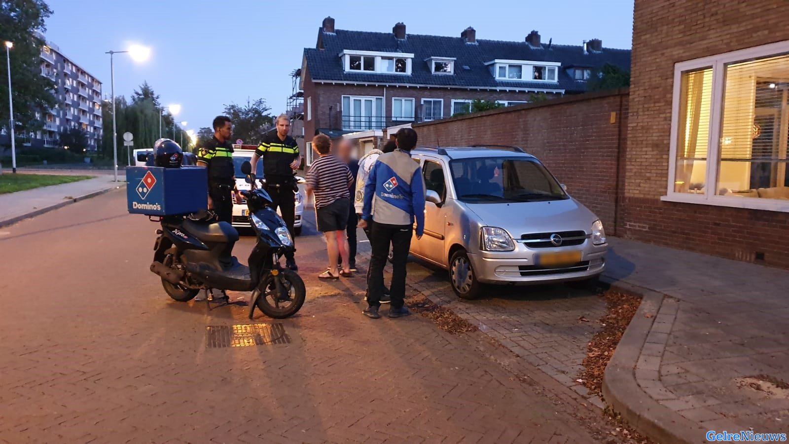 Bestuurder bezorgscooter onderuit en raakt geparkeerde auto