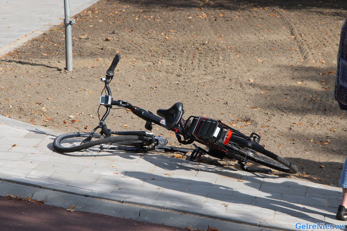 Elektrische fiets in tweeën na aanrijding in Arnhem