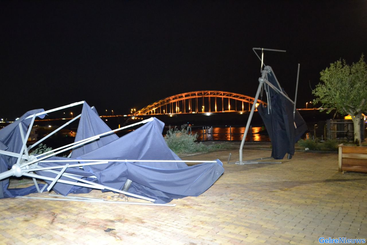 VIDEO: Windhoos op de Waalkade in Nijmegen